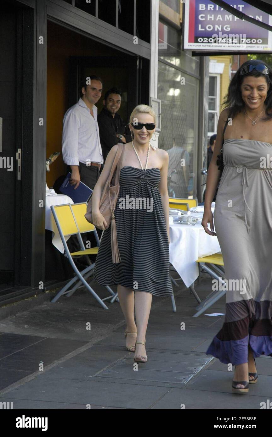Kylie Minogue leaves her London home and stops into the nearby Cambio De Tercio cafe with a friend for lunch. Kylie threw a party to celebrate 20 years of success following her first hit single 'Locomotion.' London, UK. 8/4/07.   [[map]] Stock Photo