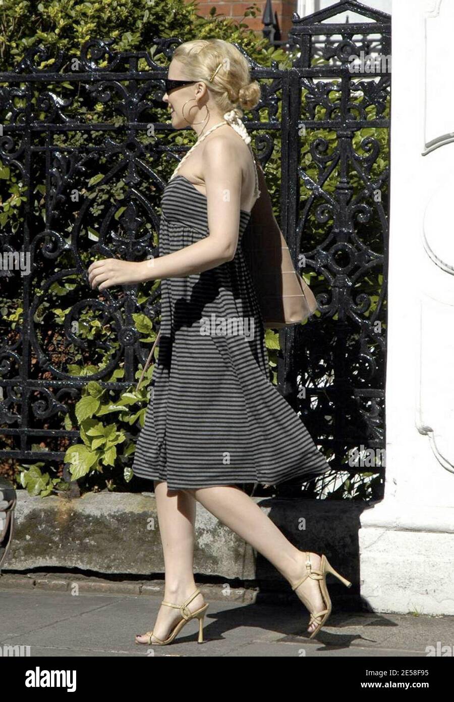 Kylie Minogue Leaves Her London Home And Stops Into The Nearby Cambio kylie-minogue-leaves-her-london-home-and-stops-into-the-nearby-cambio