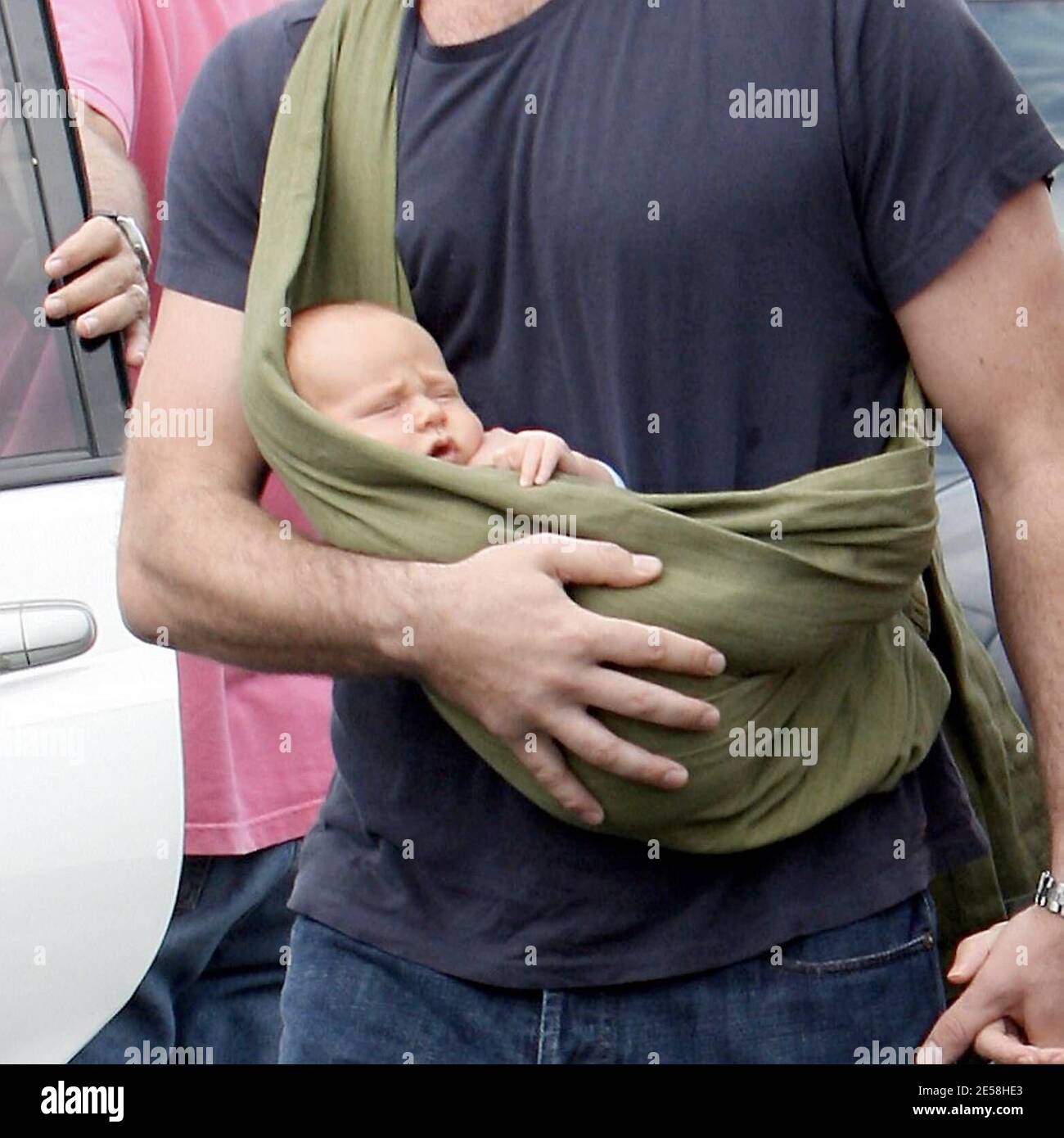 Naomi Watts, Liev Schreiber and newborn son Alexander Pete take a morning stroll to get some breakfast. Naomi and liev held hands as Liev cradled Alexander in a sling. Venice Beach, Calif. 8/25/07. [[mbp]] Stock Photo