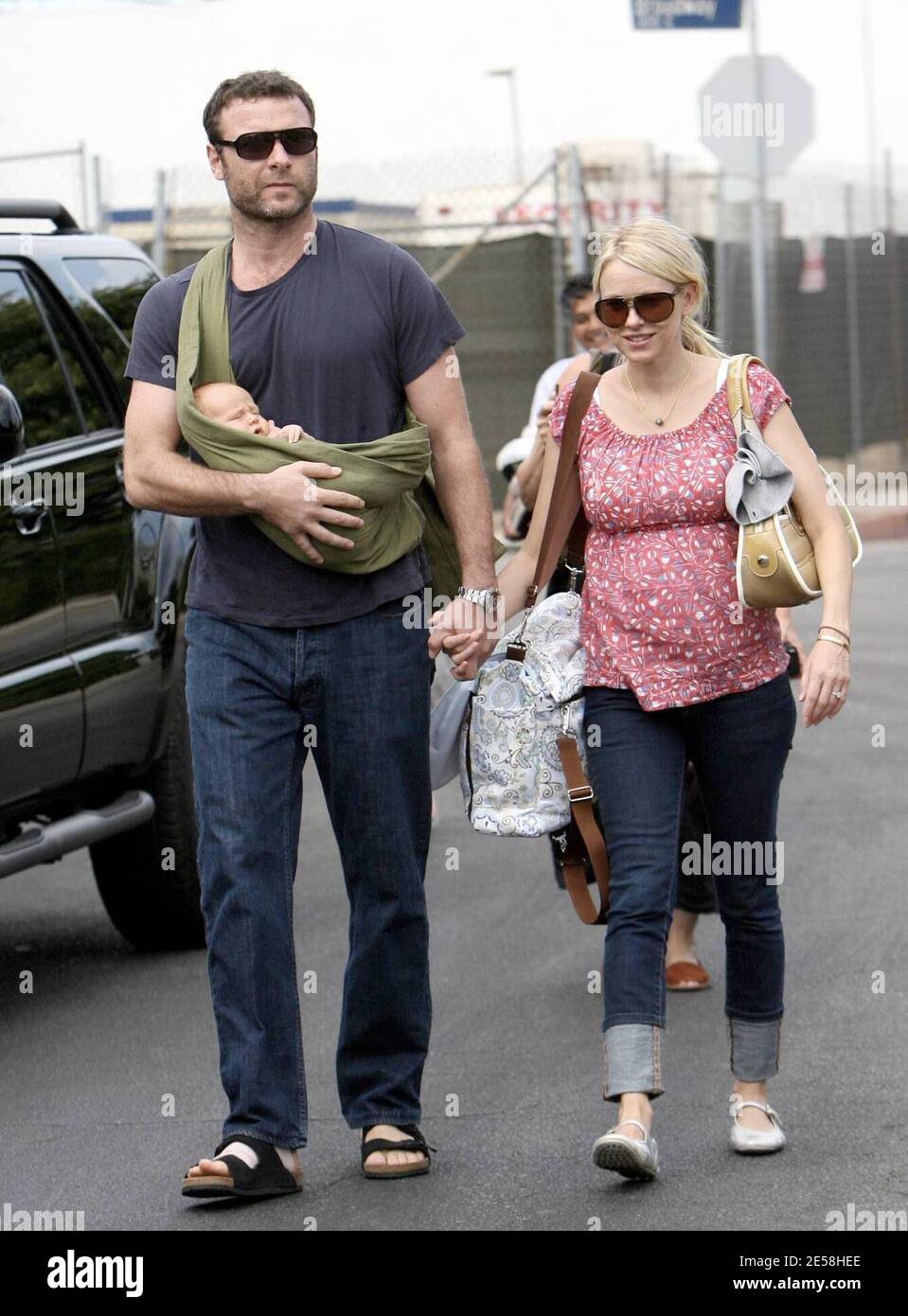 Naomi Watts, Liev Schreiber and newborn son Alexander Pete take a morning stroll to get some breakfast. Naomi and liev held hands as Liev cradled Alexander in a sling. Venice Beach, Calif. 8/25/07. [[mbp]] Stock Photo