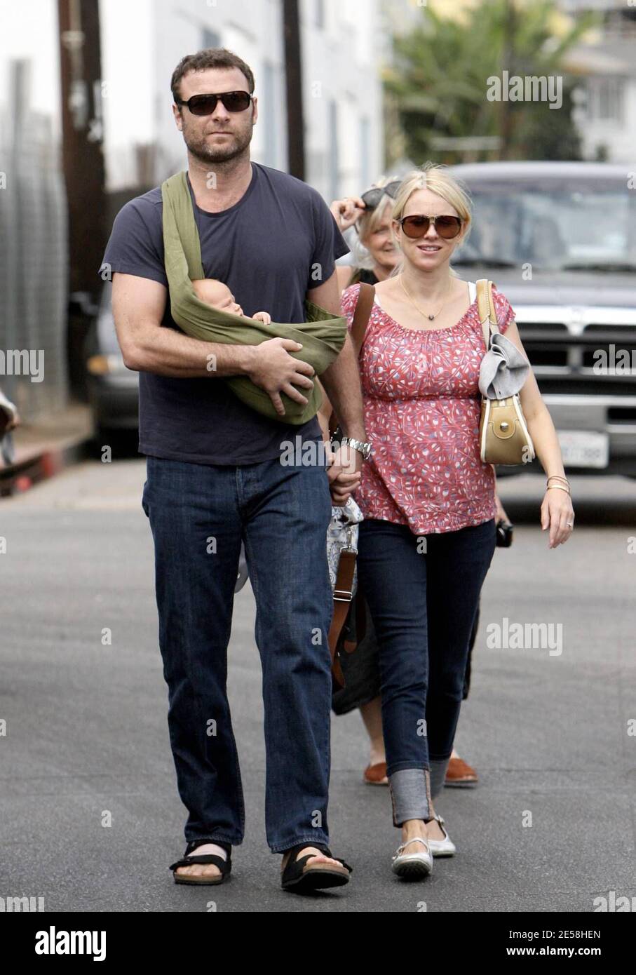 Naomi Watts, Liev Schreiber and newborn son Alexander Pete take a morning stroll to get some breakfast. Naomi and liev held hands as Liev cradled Alexander in a sling. Venice Beach, Calif. 8/25/07. [[mbp]] Stock Photo