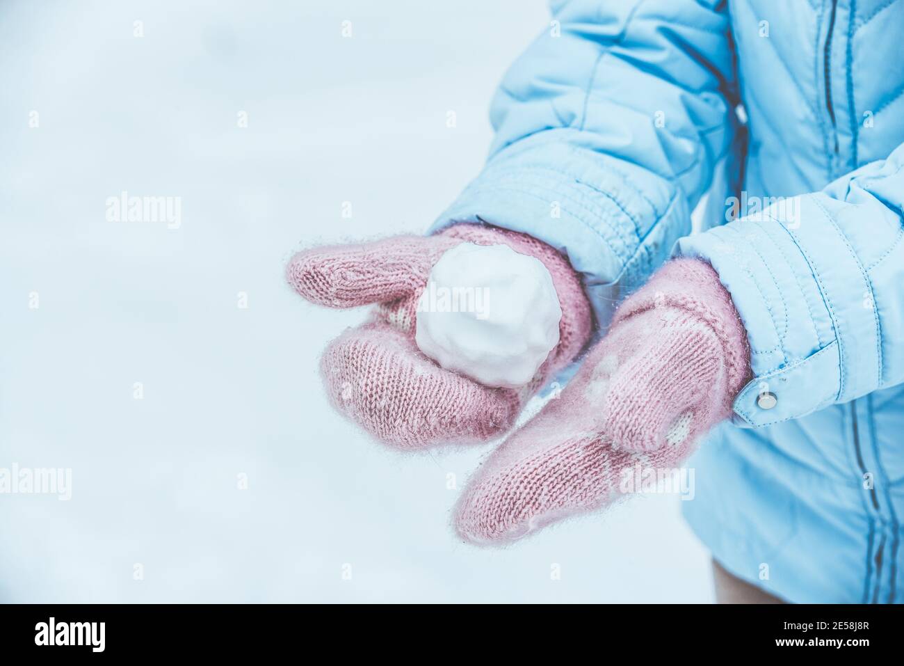 варежки снежки. варежки снежки. варежки в снегу. варежки со снежинками. сердечко в варежках.