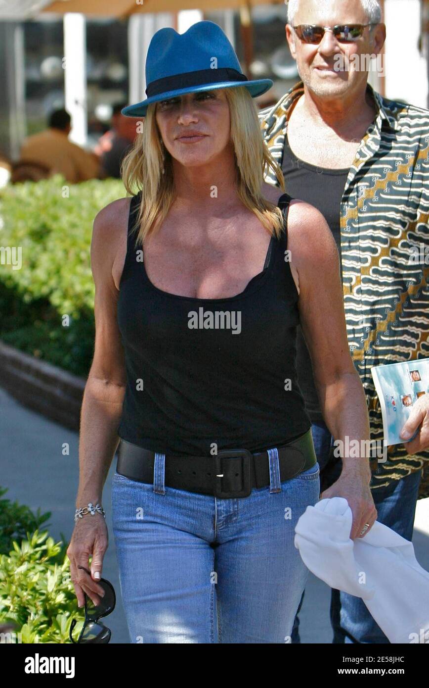 Suzanne Somers has lunch on Labor Day in Malib, Calif. 9/3/07.    [[laj]] Stock Photo