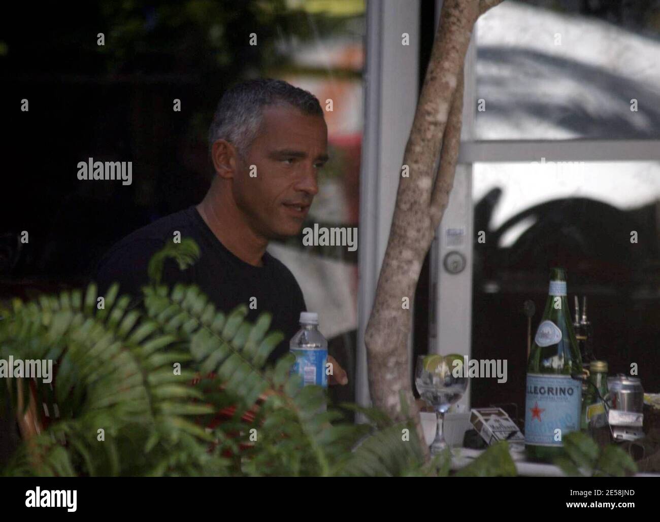 Italian singing sensation Eros Ramazzotti shoots a music video in Miami  Beach before relaxing with a coffee and cigarette. Miami, Fla. 9/5/07.  [[mab]] Stock Photo - Alamy