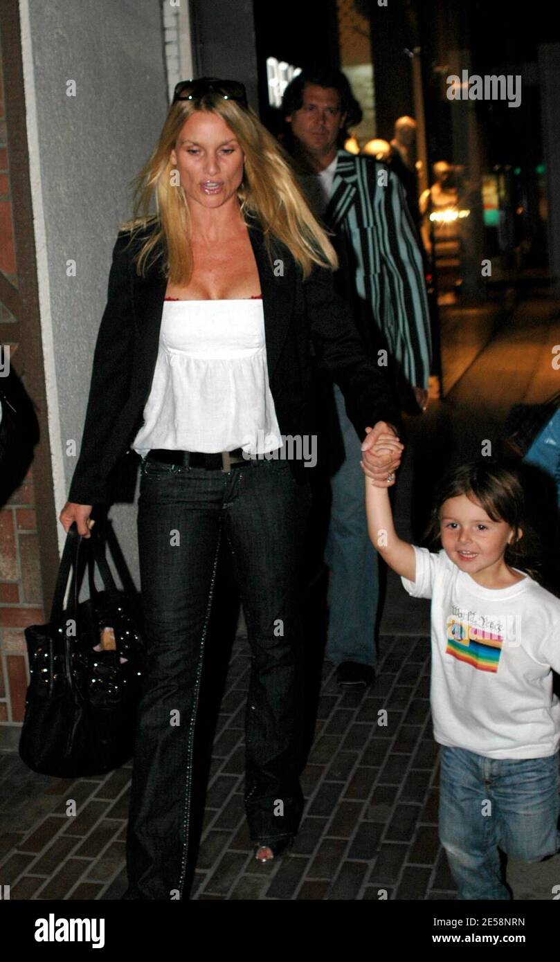 Nicollette Sheridan and a young friend fool around with photographers on Robertson Blvd. Los Angeles, Calif. 9/29/07.    [[saa]] Stock Photo