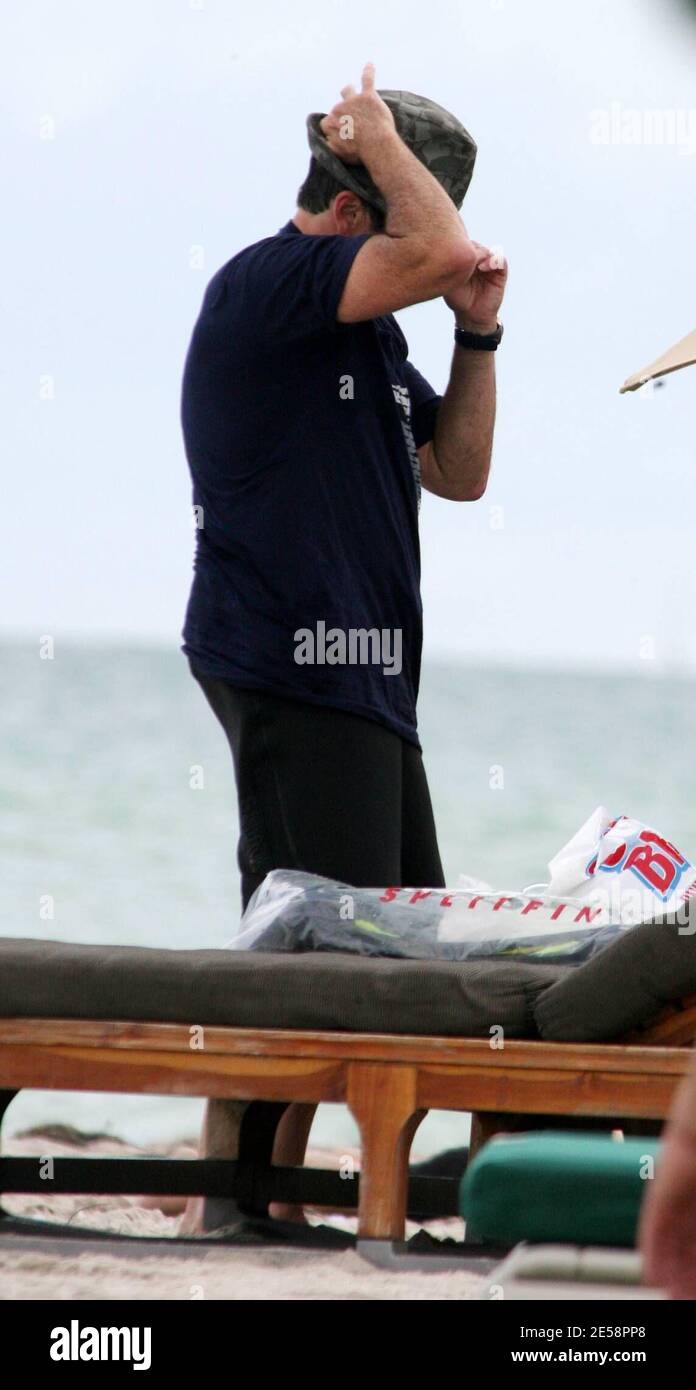 Exclusive!! Funnyman Robin Williams takes a beach break from filming 'Old Dogs' with fellow actor John Travolta in Miami Beach, FL 10/5/07     [[mab]] Stock Photo