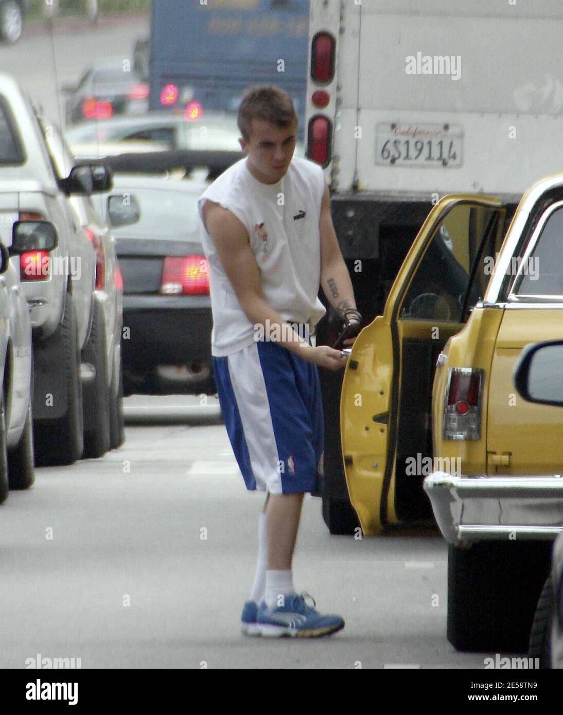 Exclusive!! Frankie Muniz is a zero! Muniz wore a personalized t-shirt while jogging to the gym. West Hollywood, Calif. 10/27/07.   [[rac ral]] Stock Photo