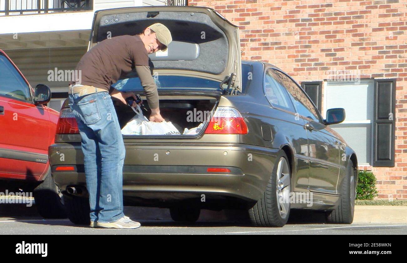 Exclusive!! 'Sordid Lives' star Jason Dottley stocks up on groceries in Shreveport where he is currently on location filming the new series for the LOGO network. Shreveport, LA. 11/7/07.    [[pam]] Stock Photo