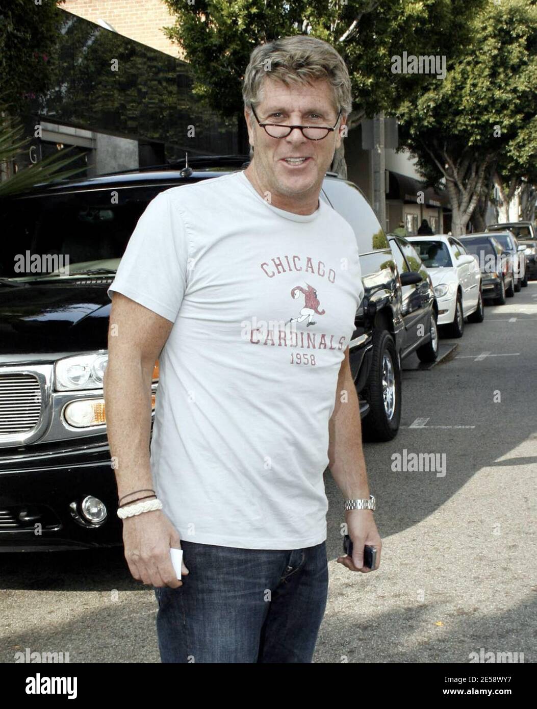 Exclusive!! Donny Deutsch, advertising executive and host of the CNBC talk show 'The Big Idea With Donny Deutsch,' met friends on Robertson Blvd. before heading elsewhere for lunch. West Hollywood, Calif. 11/09/07.    [[wam]] Stock Photo