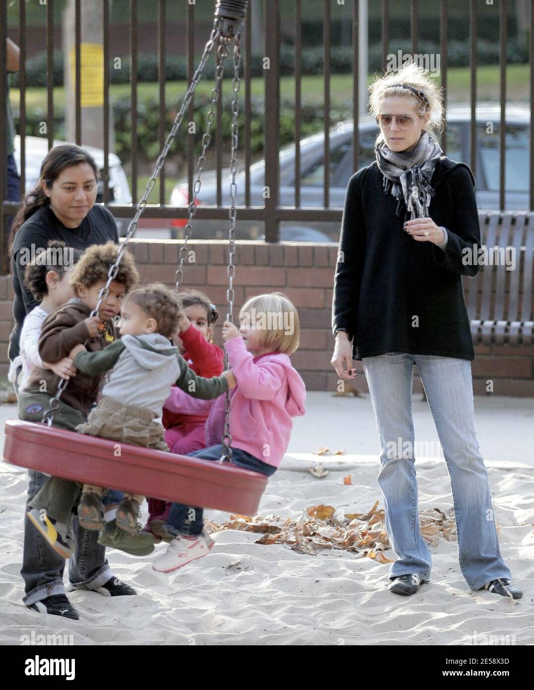 Heidi Klum takes her daughter Leni and two sons Henry and Johan to the  park. The kids enjoyed playing on a swing as thier mum pushed them.  Brentwood, Calif. 111007. [[xxx aab]]