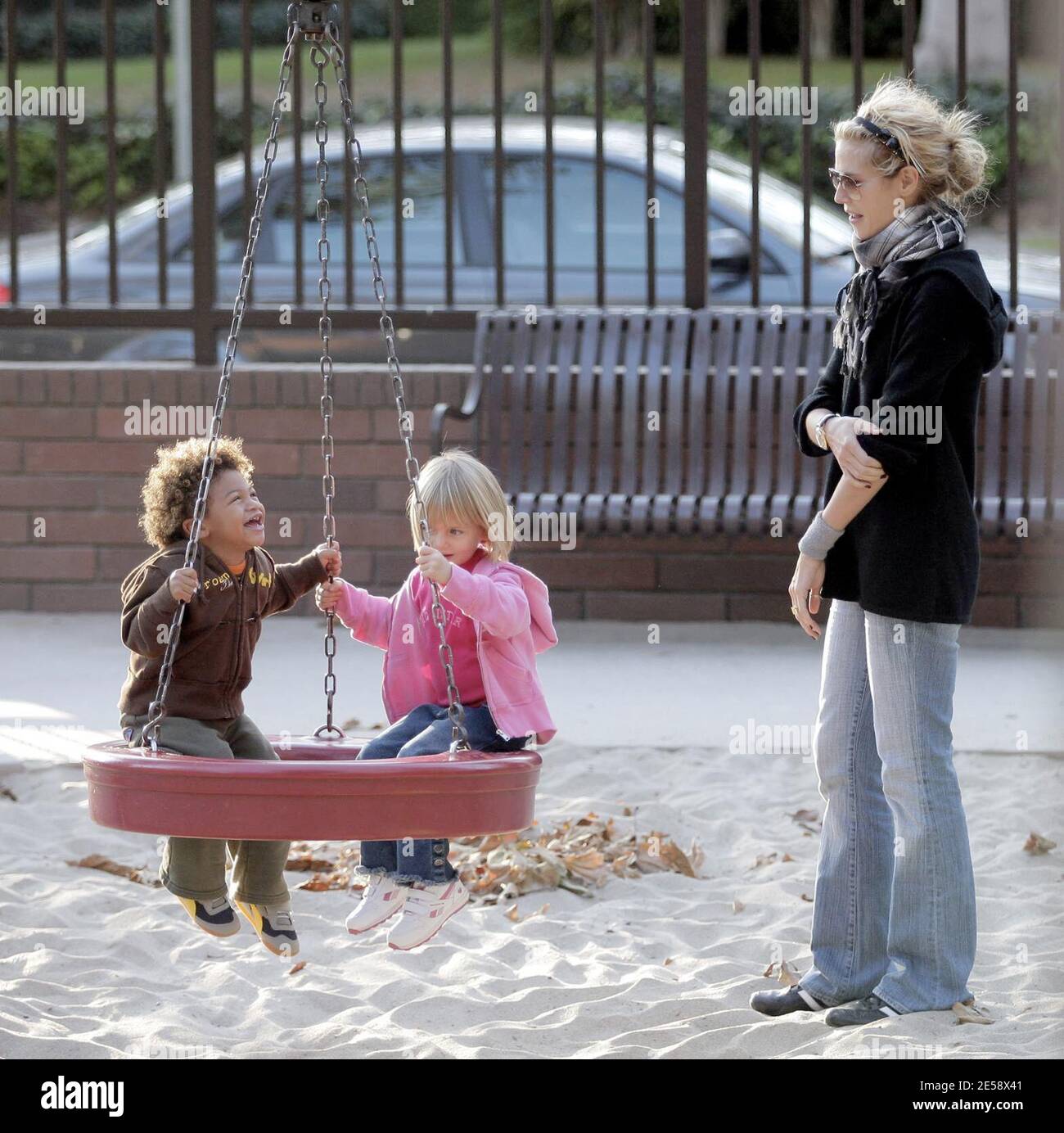 Heidi Klum takes her daughter Leni and two sons Henry and Johan to the  park. The kids enjoyed playing on a swing as thier mum pushed them.  Brentwood, Calif. 111007. [[xxx aab]]