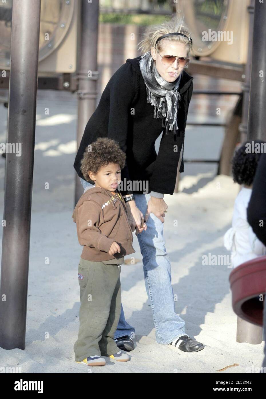 Heidi Klum takes her daughter Leni and two sons Henry and Johan to the  park. The kids enjoyed playing on a swing as thier mum pushed them.  Brentwood, Calif. 11/10/07. [[xxx aab]]