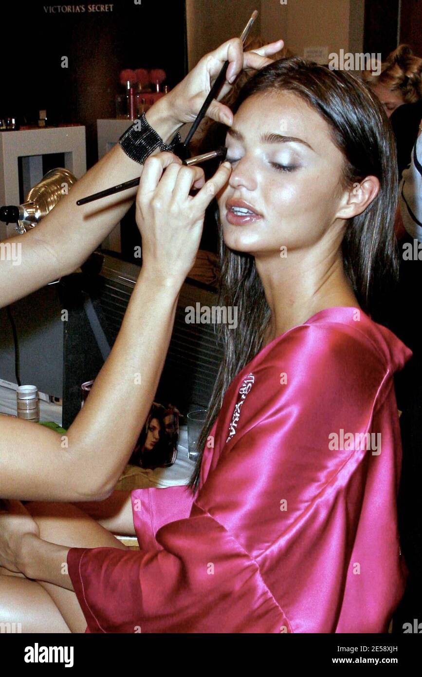 Adriana Lima having her makeup done backstage at the Victoria's Secret  fashion Show. Hollywood, CA. 11/15/07. [[laj]] Stock Photo - Alamy