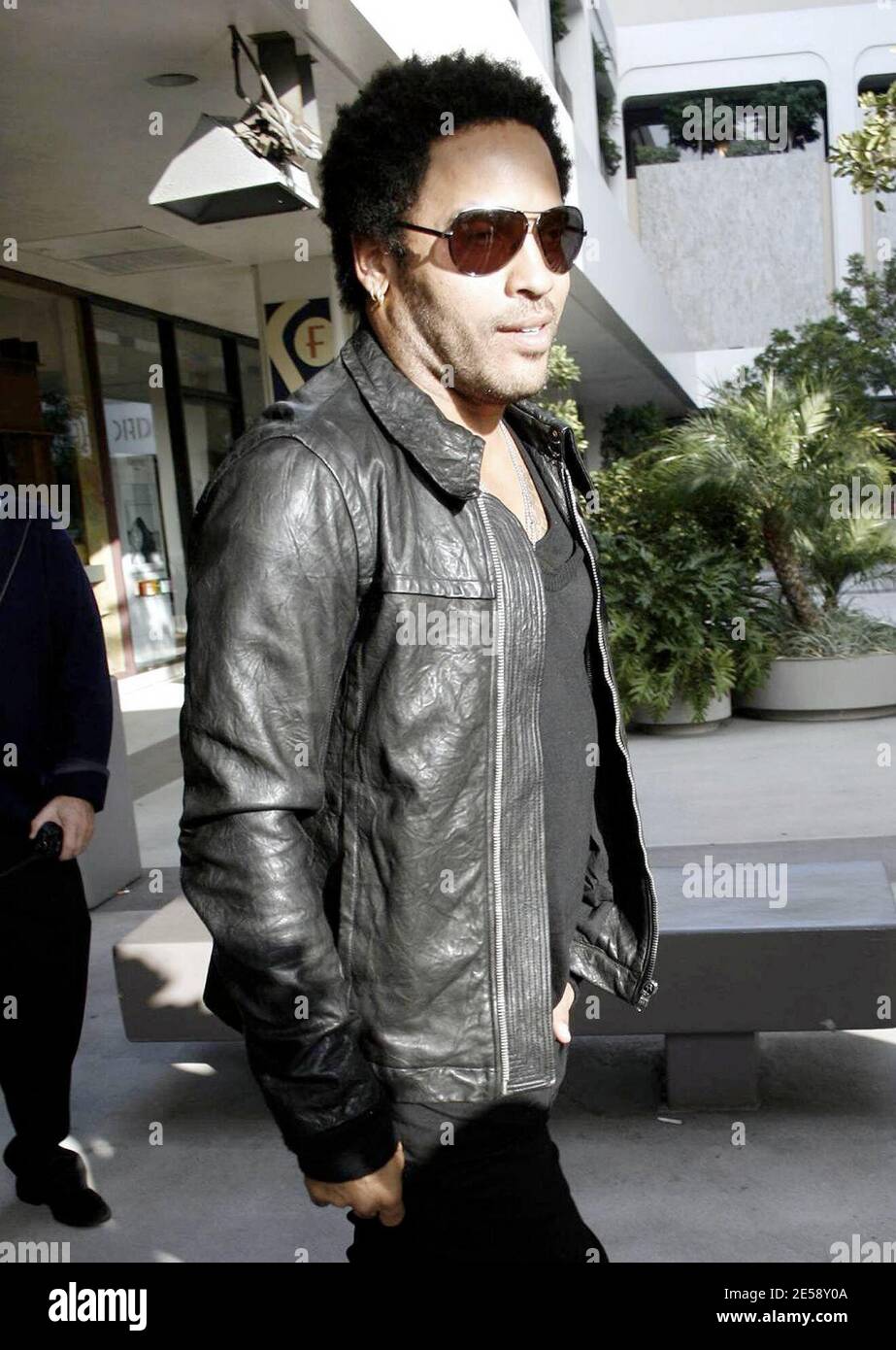 Lenny Kravitz proves that real men wear 
