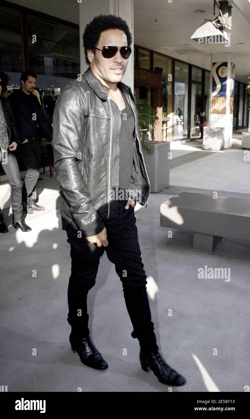 Lenny Kravitz proves that real men wear 