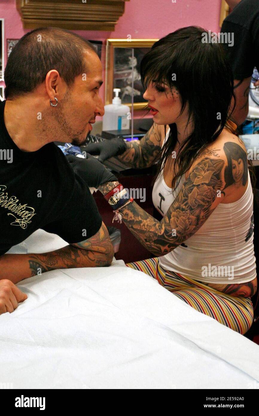 regiment lave et eksperiment lilla Kat Von D goes for the tattoo world record at her shop in Hollywood. 400  tattoos will get the job done. Los Angeles, CA. 12/14/2007 Stock Photo -  Alamy