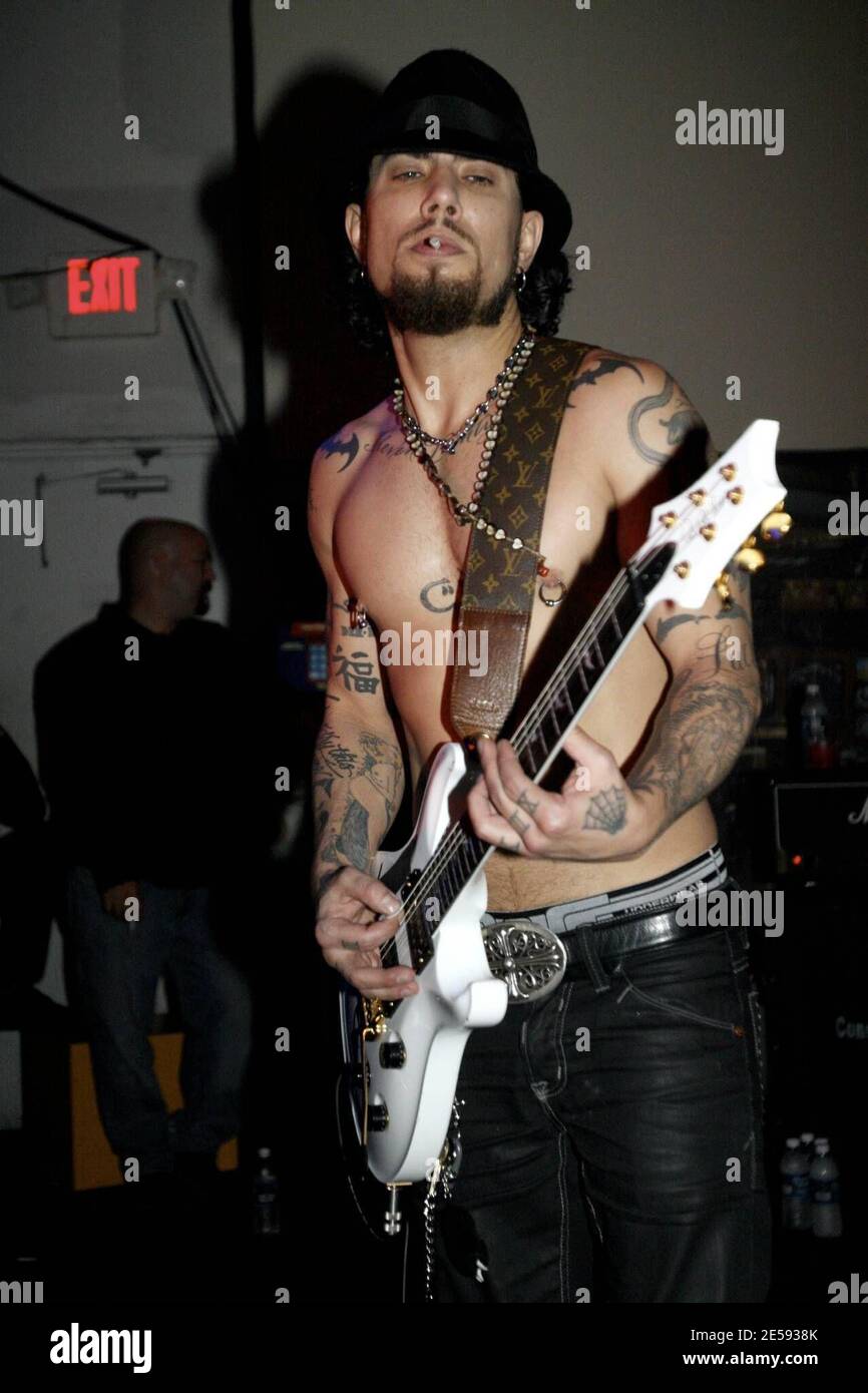 Annoncør Åben sund fornuft Dave Navarro and DJ Skribble perform live at The Pawn Shop Lounge. Navarro  was very stylish with his Louis Vuitton guitar strap and as usual, seemed  to love all the female attention