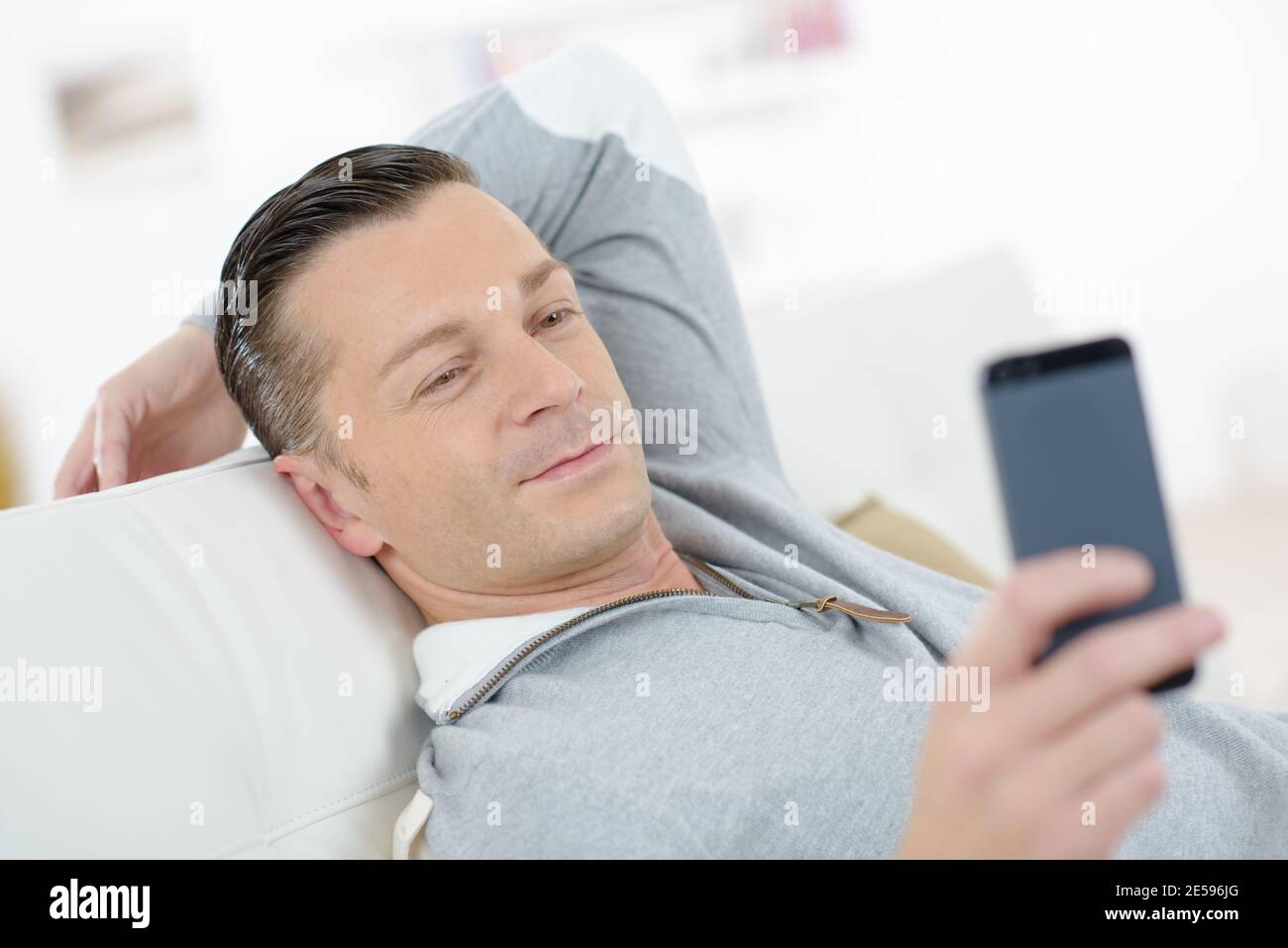 Man holds smartphone selfie hi-res stock photography and images - Alamy