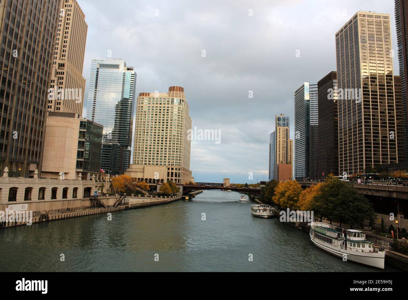 Chicago river skyscraper hi-res stock photography and images - Alamy