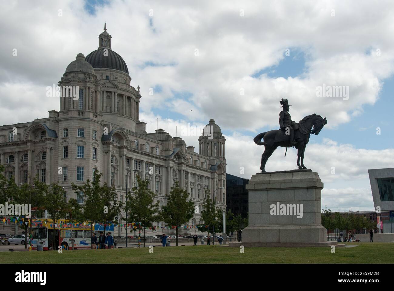 Statue on liverpool waterfront hires stock photography and images Alamy