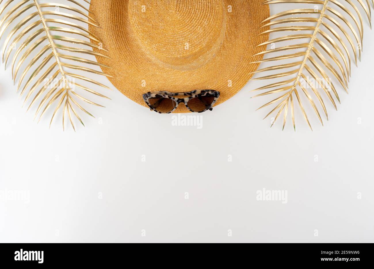 Straw hat and sunglasses top view on white background Stock Photo - Alamy