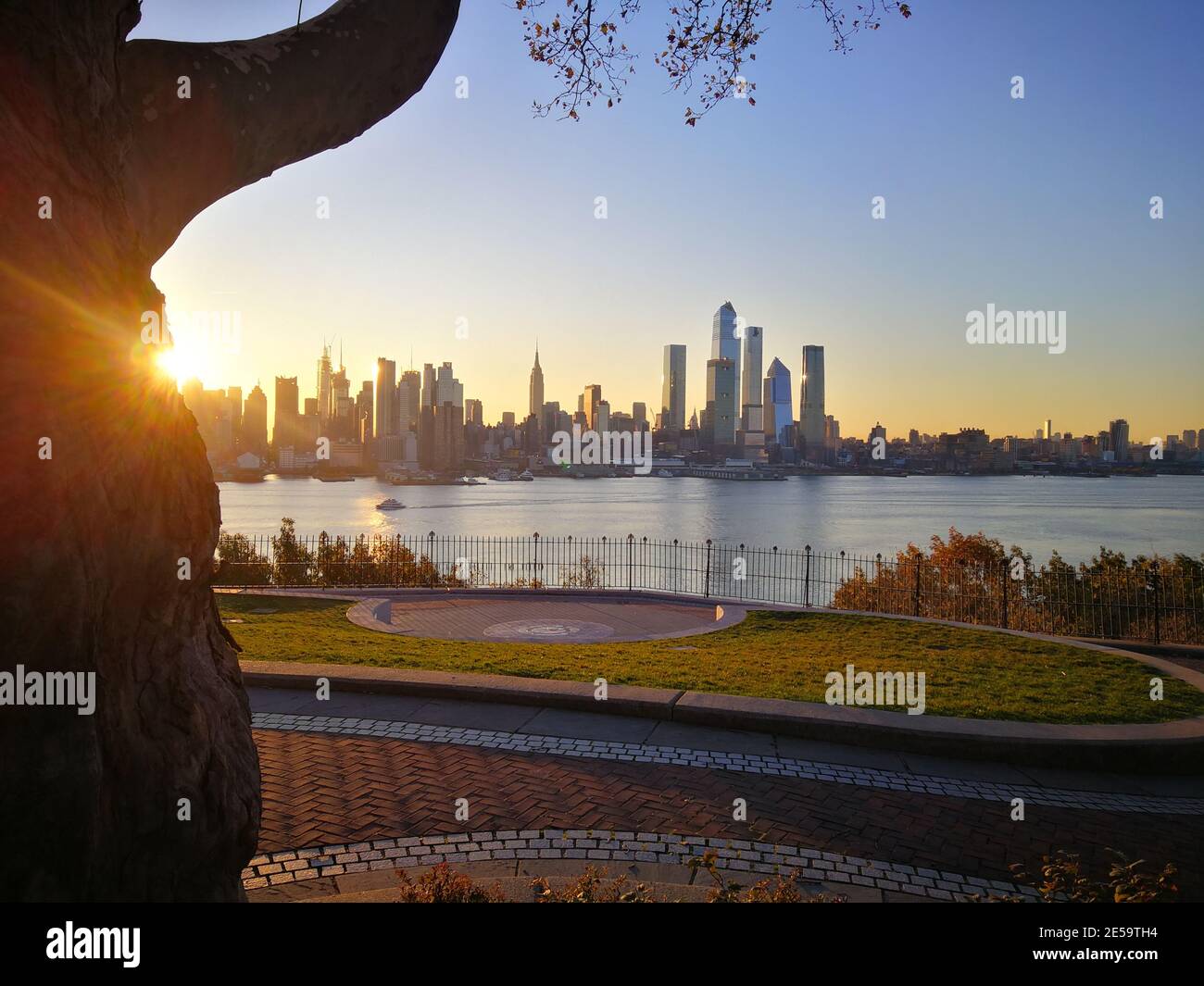 New york skyline sunrise statue hi-res stock photography and images - Alamy