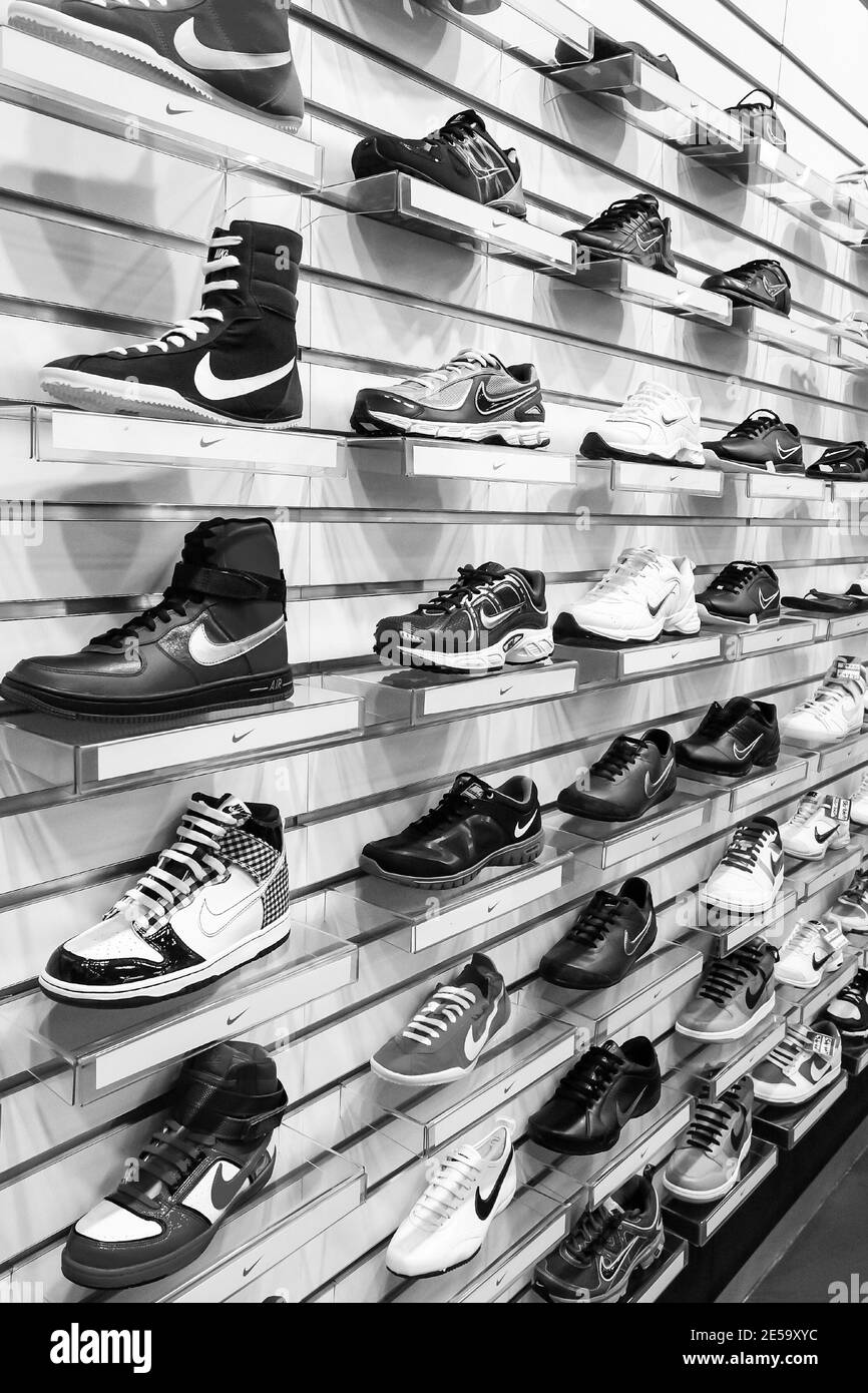 Zapatillas Nike outlet Fotografía de stock - Alamy