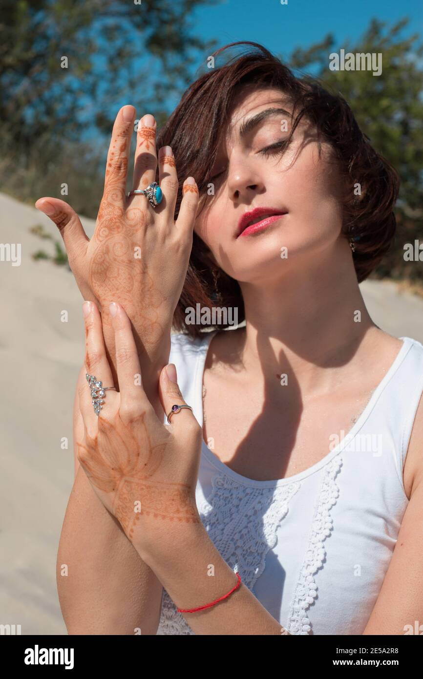 Portrait of a woman with mehendi pattern in her arms Stock Photo - Alamy