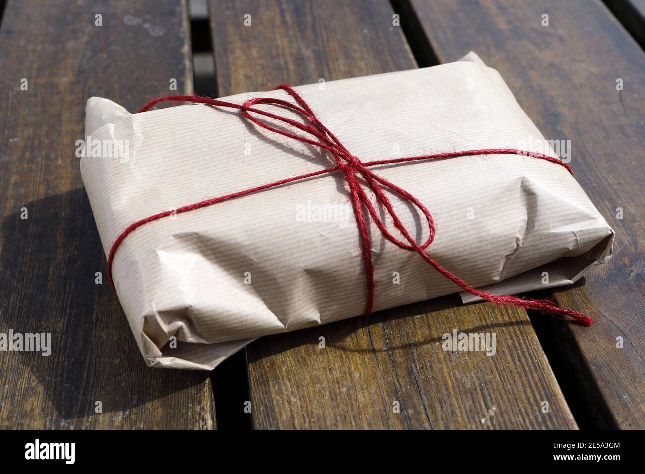 Parcel brown paper wrapping hires stock photography and images Alamy