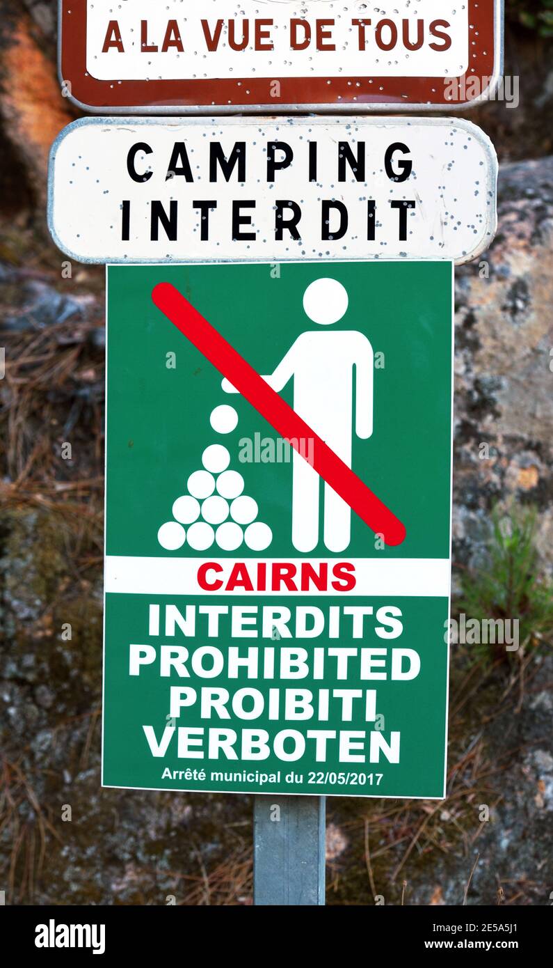 sign labelled 'Camping forbidden, cairns prohibited' in the Calanques de Piana, France, Corsica, Piana Stock Photo