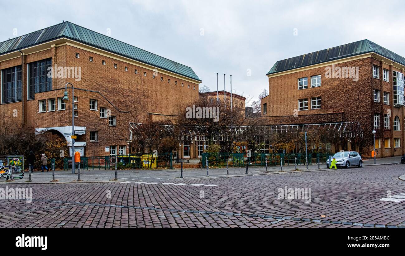 Elementary school exterior hi-res stock photography and images - Alamy