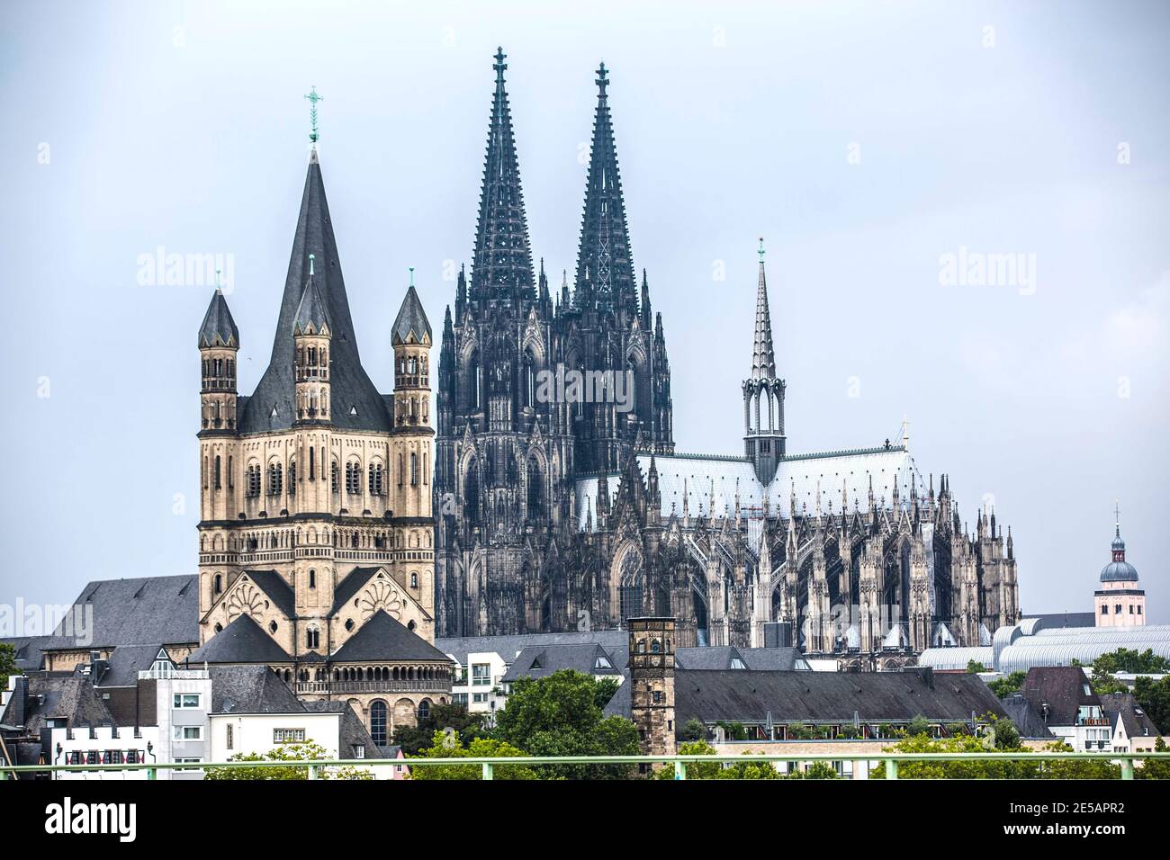 Der Kölner Dom von der anderen Rheinseite gesehen mit der Kirche Groß St. Martin links im Vordergrund. Stock Photo