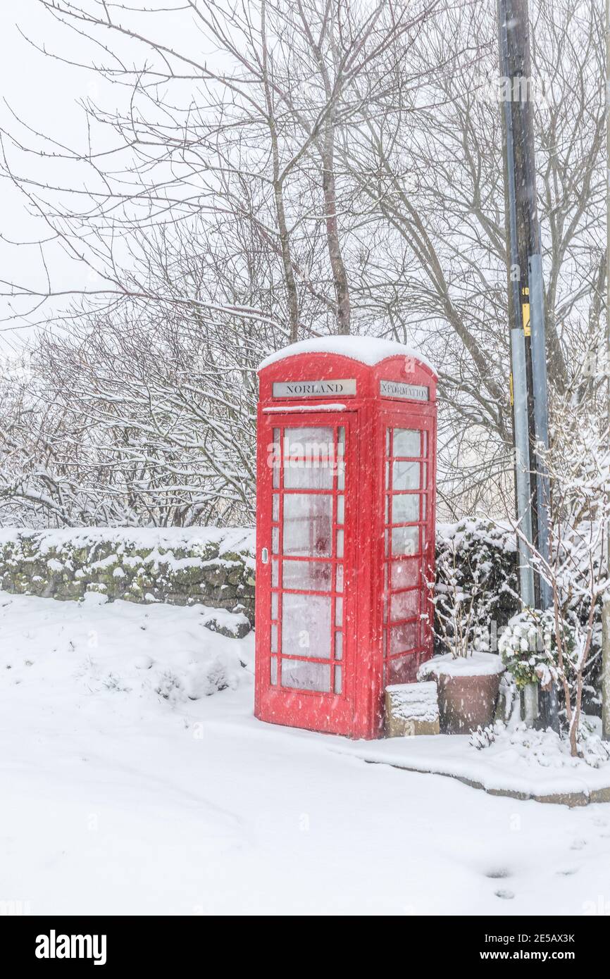 Winter Telephone A traditional red British telephone box in the snow in winter Stock ...