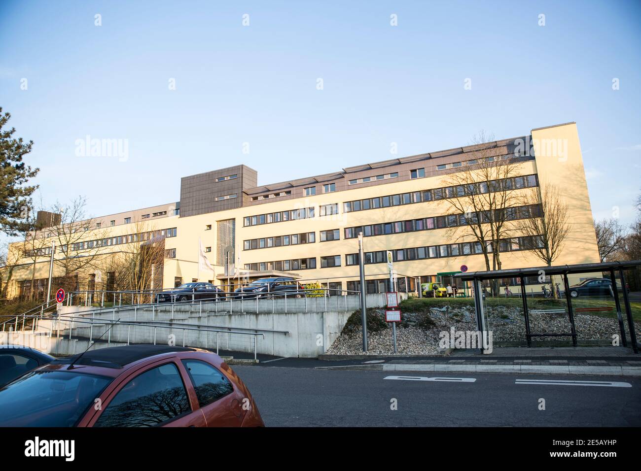 Außenansicht der Helios Klinik in Krefeld - Hüls. Das ehemalige Caecilienkrankenhaus wurde nach der Übernahme durch die Helios-Gruppe aufwändig modern Stock Photo