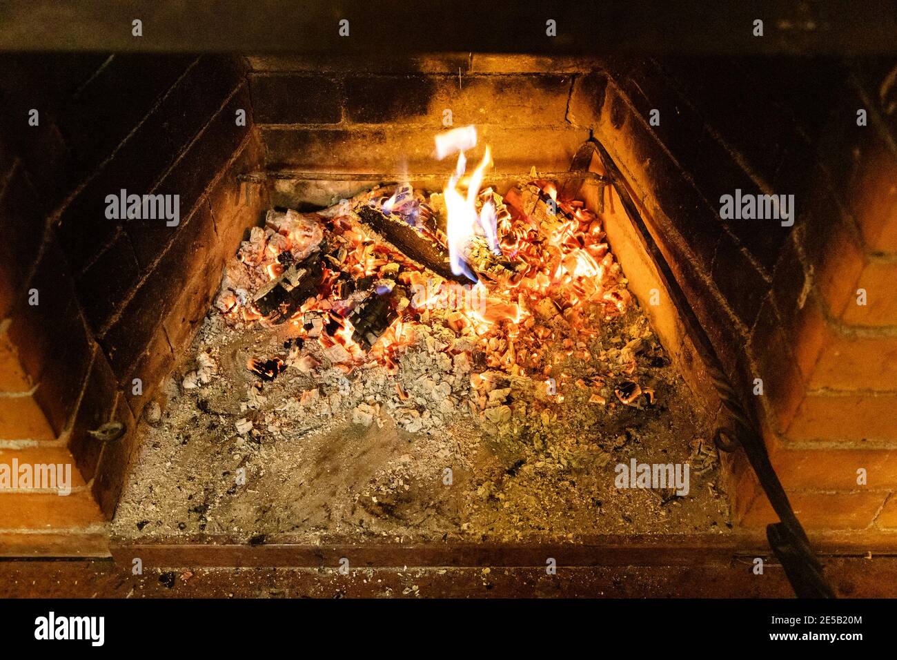 above view of smoldering firewood and ash in home fireplace Stock Photo