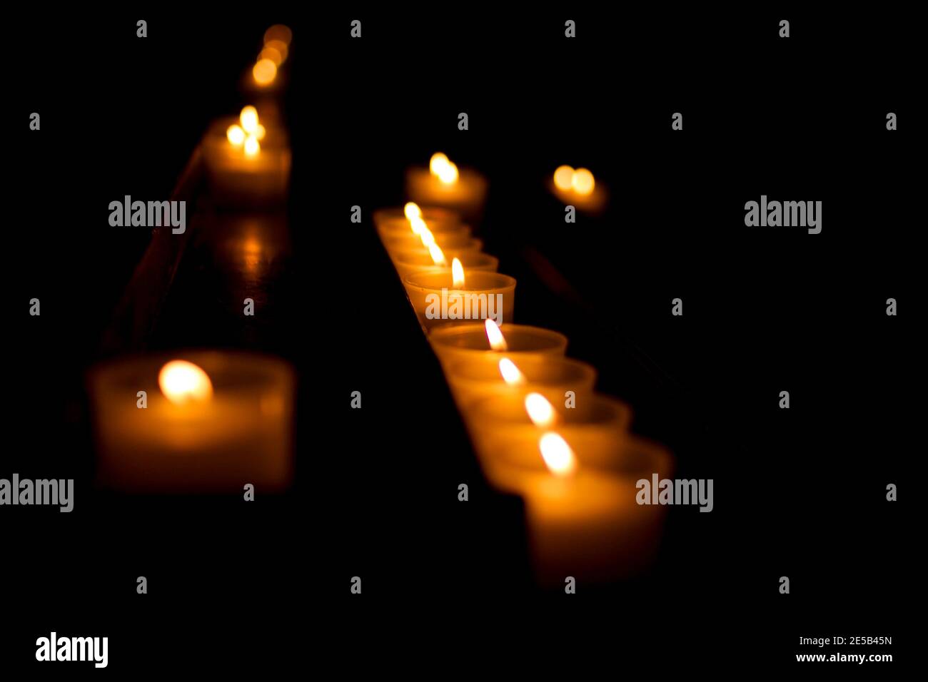 Candles in church hi-res stock photography and images - Alamy