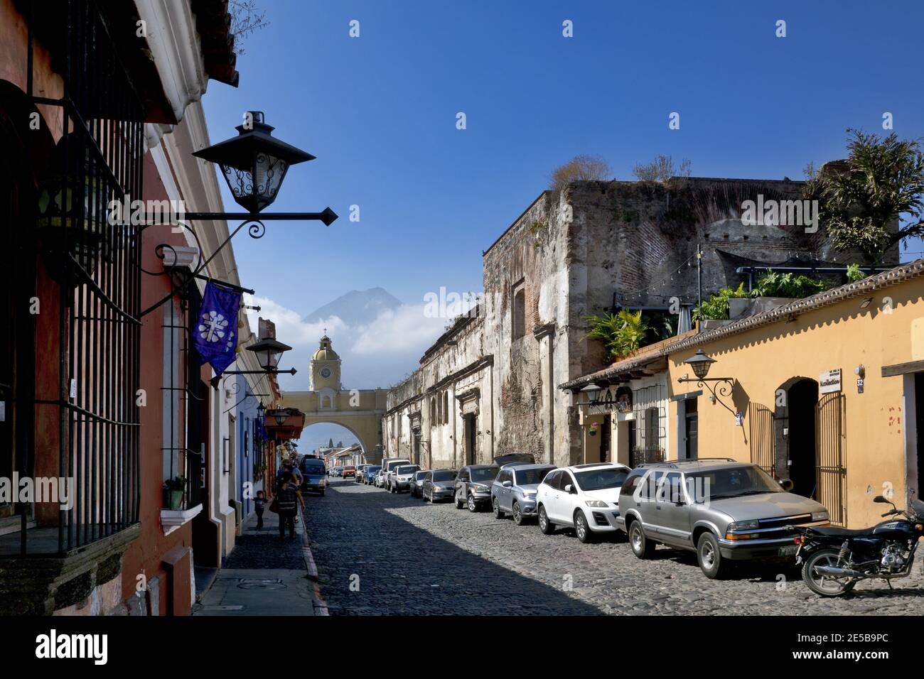 Antigua, Guatemala, Central America: Agua volcano behind yellow Santa Catalina Arch, colonial town and UNESCO World Heritage Site Stock Photo