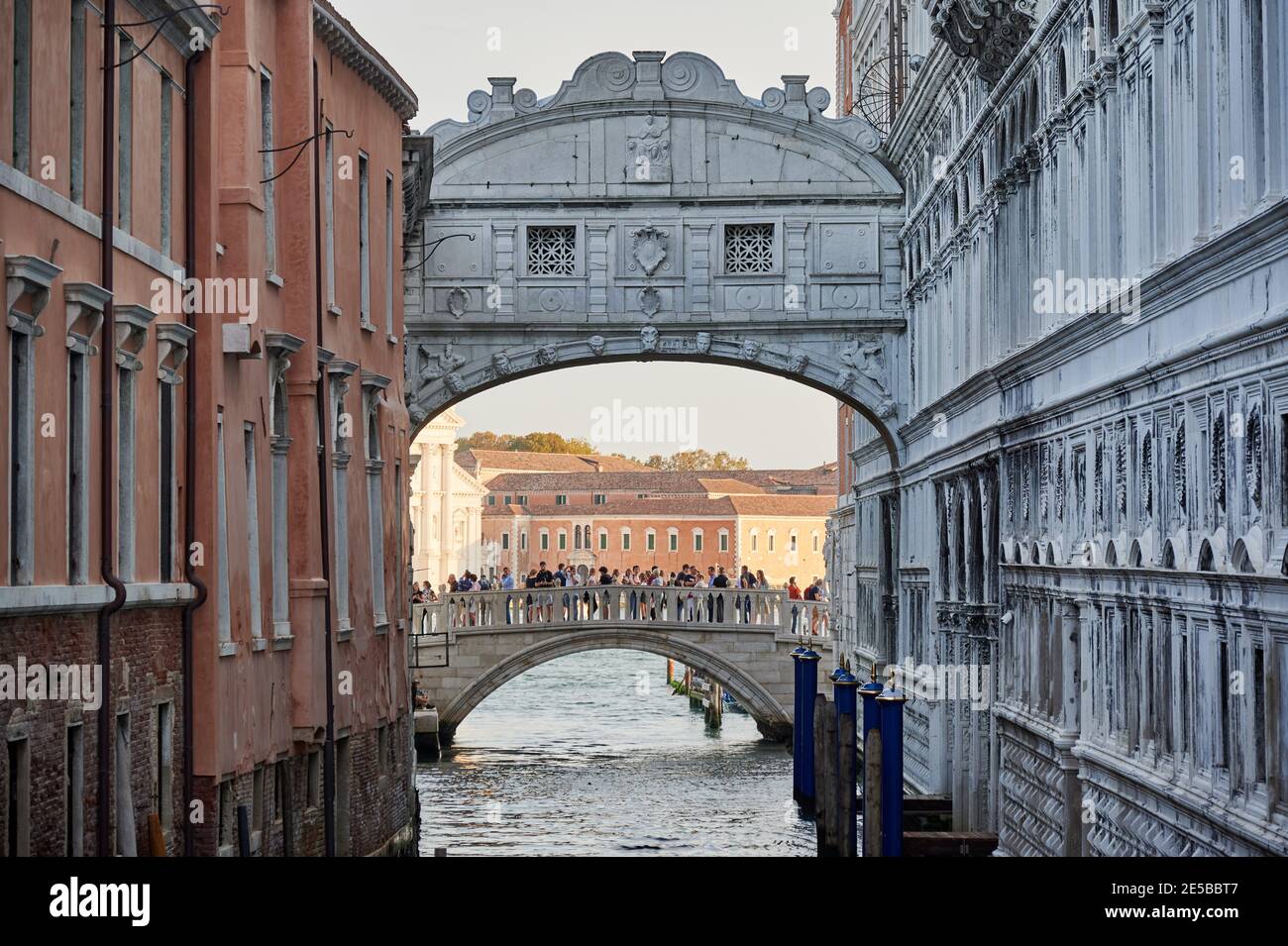 Bridge of Sighs, Ponte dei Sospiri connects the New Prison (Prigioni Nuove) to the interrogation rooms in the ducal palace, Venice, Veneto, Italy Stock Photo