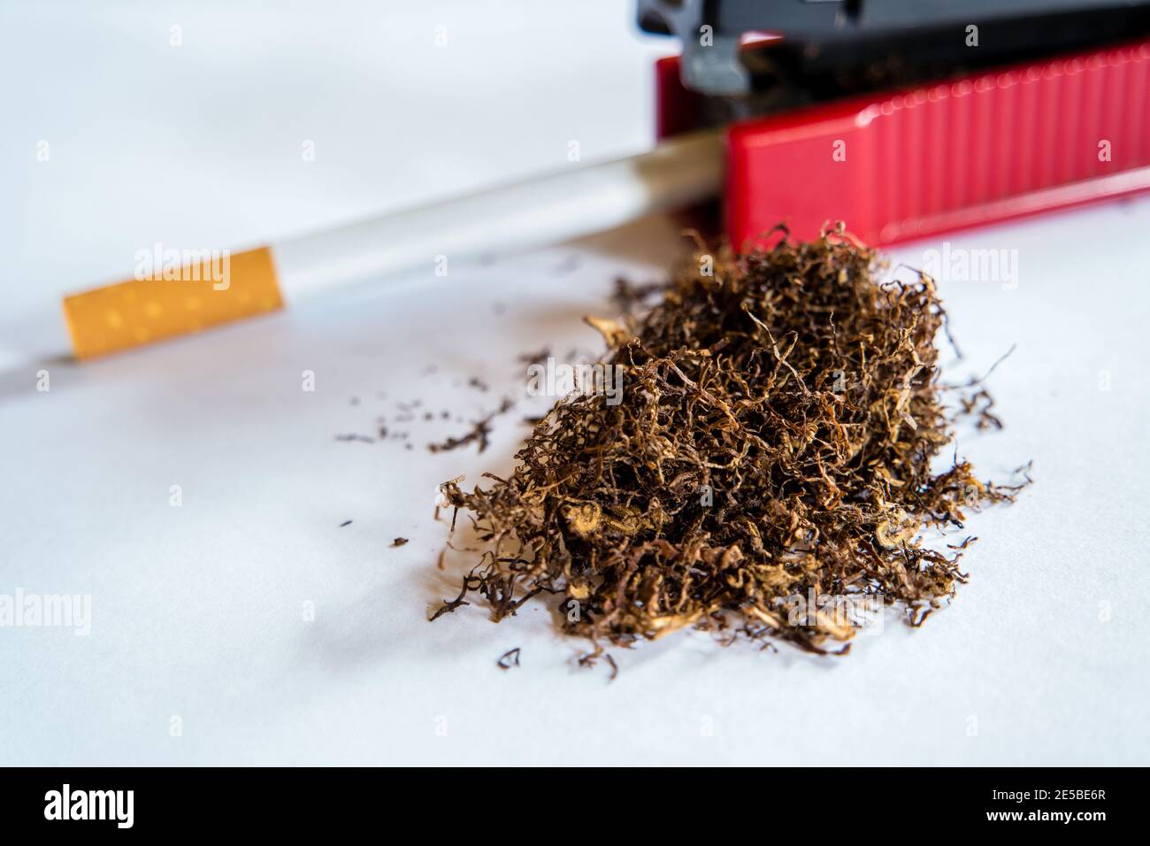 stuff your own cigarettes with tobacco Stock Photo Alamy