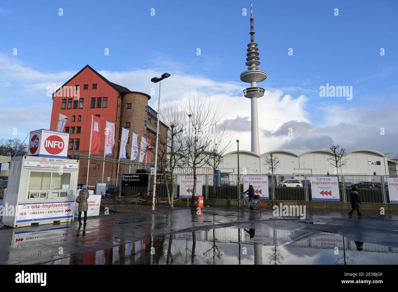 GERMANY, Hamburg, corona pandemic, vaccination center / DEUTSCHLAND, Hamburg, Corona Pandemie, Impfzentrum der KVH und Sozialbehörde Hamburg in den Messehallen Stock Photo