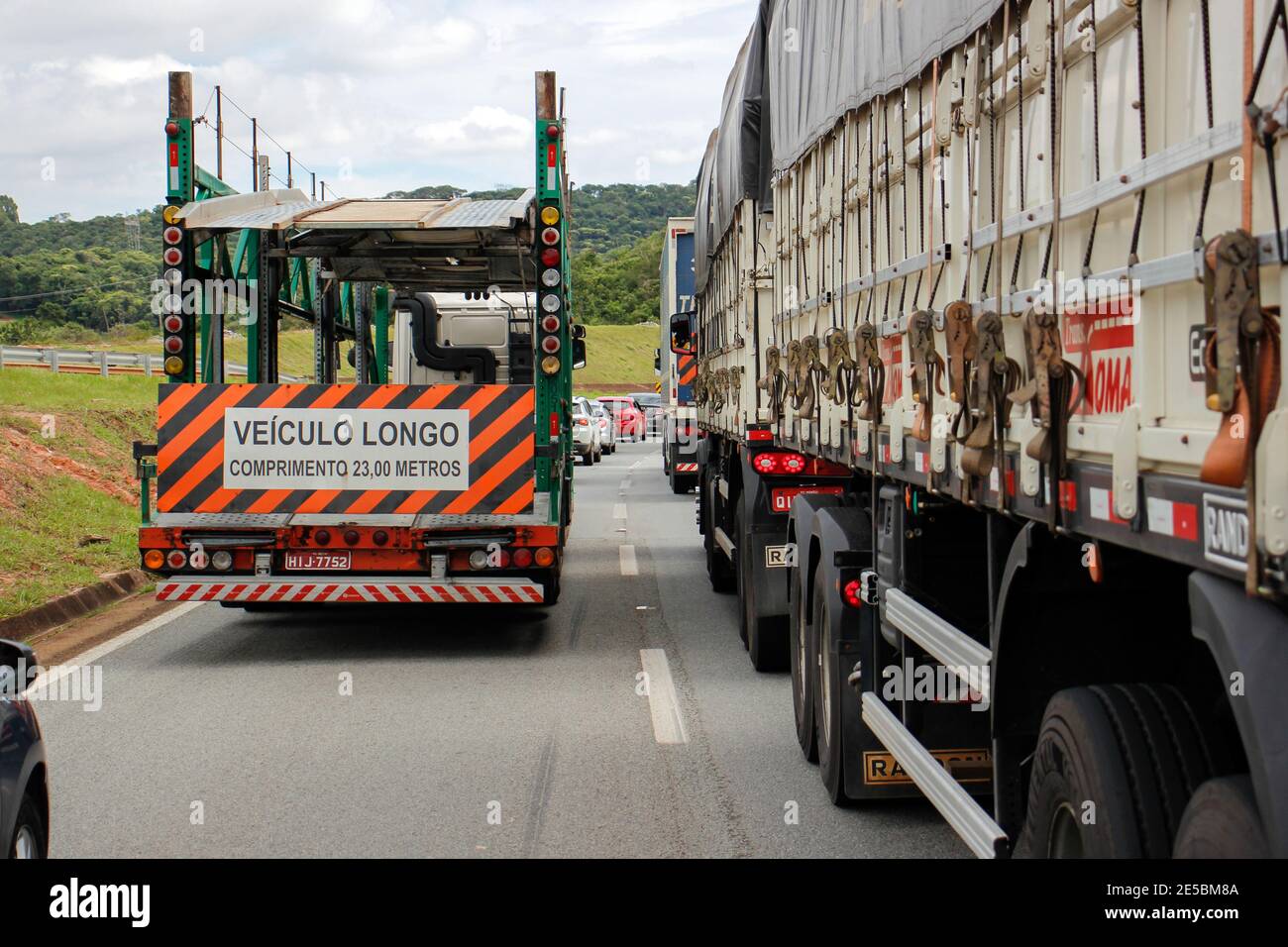 Minas Gerais, Brazil - December 29, 2020: Queue with trucks, cars and traffic stopped on the Fernao Dias highway, BR 381 Stock Photo