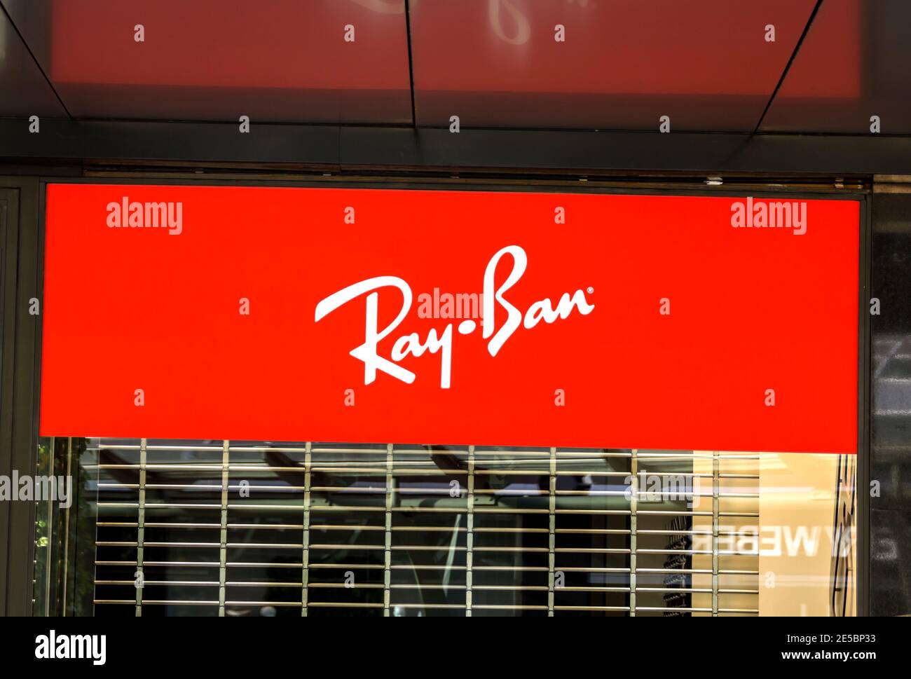 Red ray ban sunglasses hi-res stock photography and images - Alamy