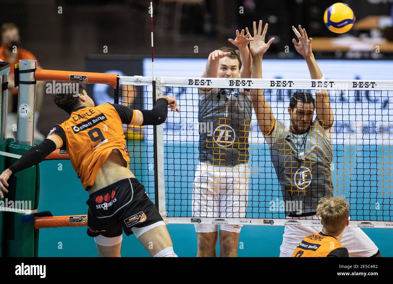 Berlin, Germany. 27th Jan, 2021. Volleyball, Men: Bundesliga, Berlin  Volleys - VfB Friedrichshafen, Main Round, Matchday 17,  Max-Schmeling-Halle. Berlin's Timothee Carle (l-r) plays through the block  of Joseph Worsley and Nehemiah Mote