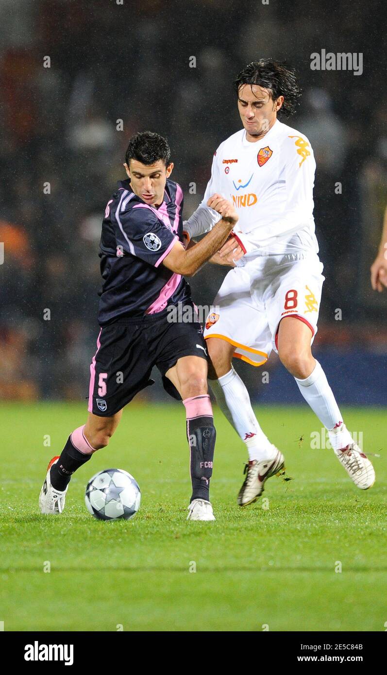 Bordeaux' Fernando Menegazzo and Roma's Alberto Aquilani during the UEFA Champions League Soccer match, Girondins de Bordeaux vs AS Roma at the Chaban-Delmas stadium in Bordeaux, France on October 1, 2008. AS Roma won 3-1 Photo by Willis Parker/Cameleon/ABACAPRESS.COM Stock Photo