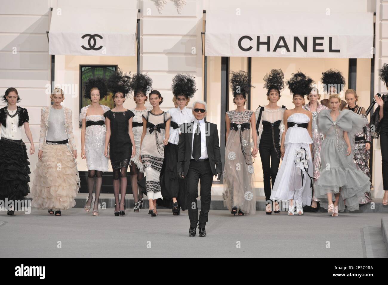 Karl Lagerfeld on the catwalk during the Chanel house Spring-Summer 2009  Ready-to-Wear collection show in Paris, France on October 3, 2008. Photo by  Orban Thierry/ABACAPRESS.COM Stock Photo - Alamy