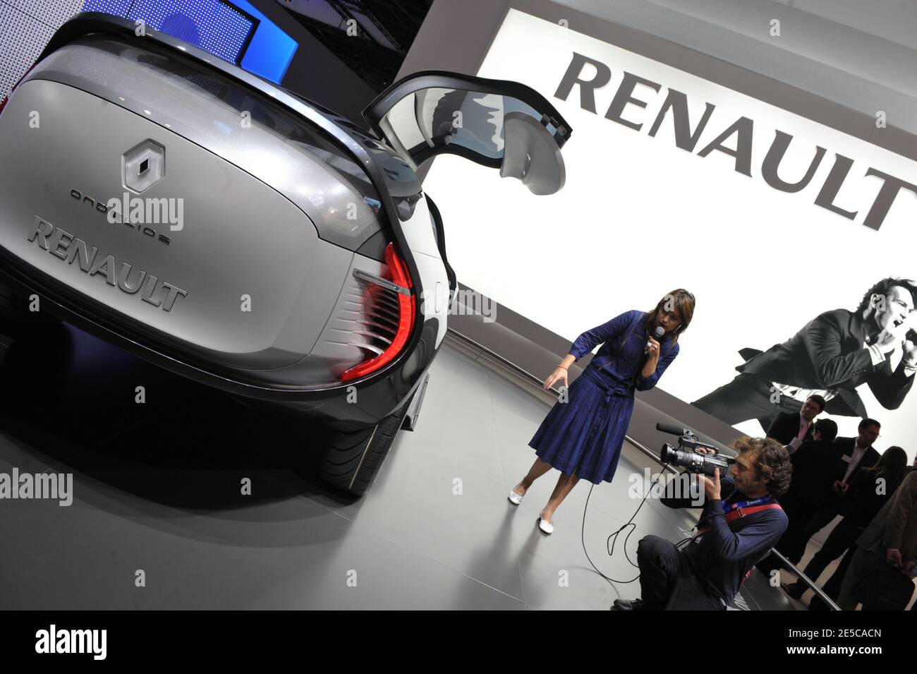 General view of the Renault stand with the new car model Ondelios during the press days at the International Paris Motor Show, in Paris,France on October 03, 2008. Photo by Giancarlo Gorassini/ABACAPRESS.COM Stock Photo