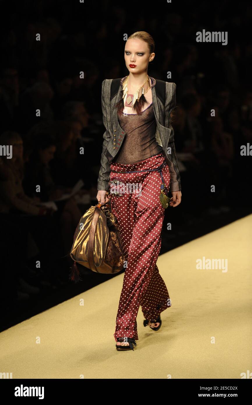 A model displays a creation by US designer Marc Jacobs for Louis Vuitton  Spring-Summer 2009 Ready-to-Wear collection show in Paris, France on  October 4, 2008. Photo by Thierry Orban/ABACAPRESS.COM Stock Photo 