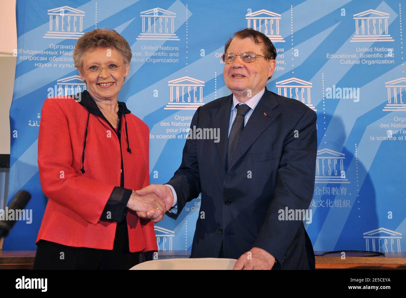 2008 Nobel medicine Prize winners Francoise Barre-Sinoussi and Luc  Montagnier during a press conference at UNESCO headquarters in Paris,  France, on October 8, 2008. Photo by Mousse/ABACAPRESS.COM Stock Photo -  Alamy