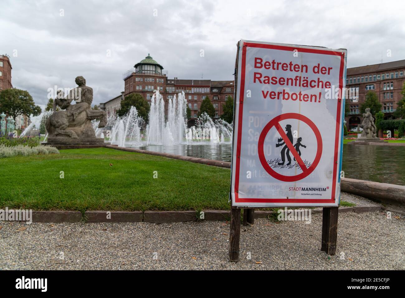 Mannheim, Baden-Wuerttemberg / Germany, 09 25 2020: Sign saying "Betreten der Rasenfläche verboten" (trespassing on the grass is prohibited) with a fo Stock Photo