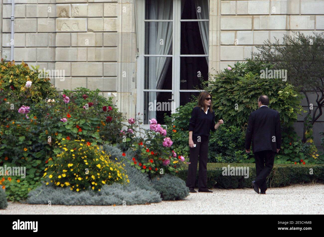 First Lady Carla Bruni-Sarkozy in the Elysee Garden whilst his husband French president Nicolas Sarkozy received European leaders and Eurogroup representatives for an emergency meeting to agree on specific, pan-European measure to prop up the battered financial sector and halt market panic. Paris, France, October 12, 2008. Photo by Bernard Bisson/ABACAPRESS.COM Stock Photo